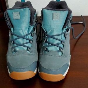 Snow boots